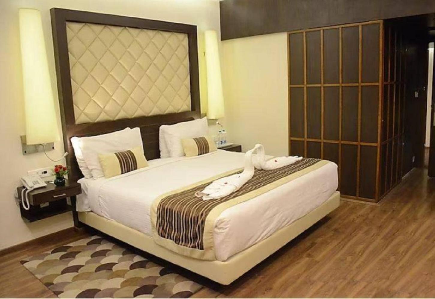 Hotel Costaa La Cage Near Delhi Airport By Gross Group Nova Deli Exterior foto